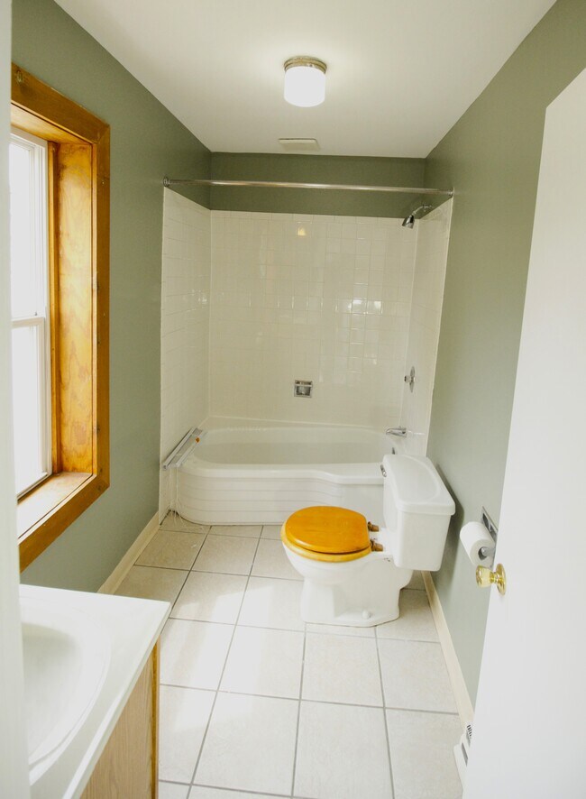 Bathroom - 406 Jackson St Unit B