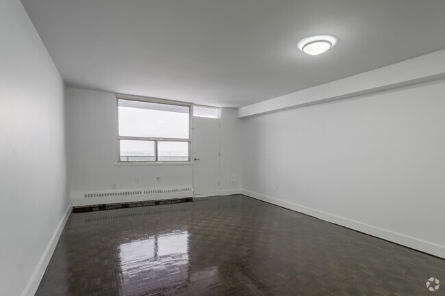 1BR, 1BA - 749SF - Living & Dining Room - 2450 & 2460 Weston Rd