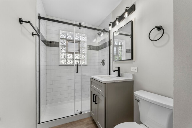 Photo - 740 E North Broadway St