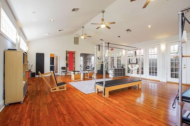 Photo - 108 W 10th 1/2 St