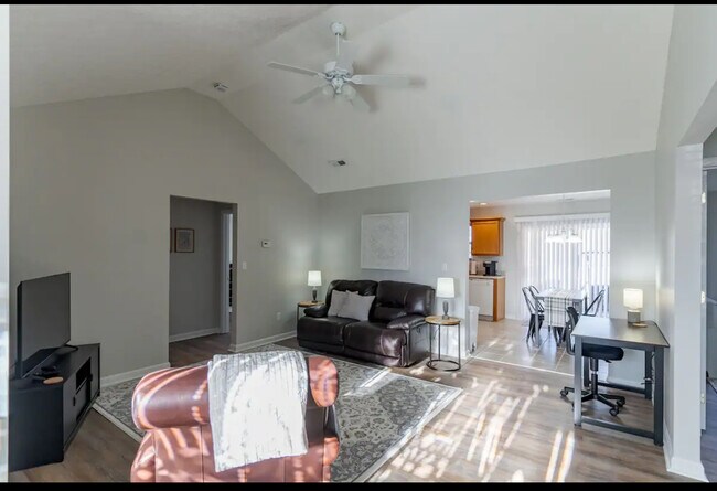 Photo - 214 Applewood Ln