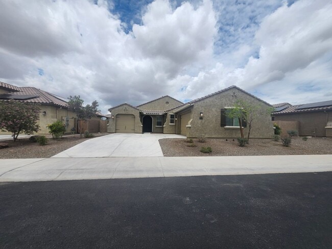 Coming Soon Mid May 2025! 5 bedrooms 3 Baths - Coming Soon Mid May 2025! 5 bedrooms 3 Baths Casa