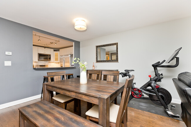 Photo - 3018 N Sheridan Rd Apartments Unit 14A