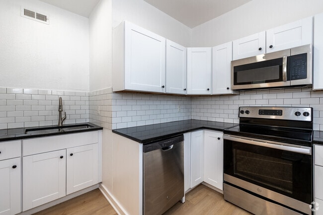 1BR, 1BA - 525SF - Kitchen
