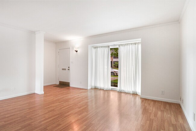 6332 Chevy Chase Dr Unit 16