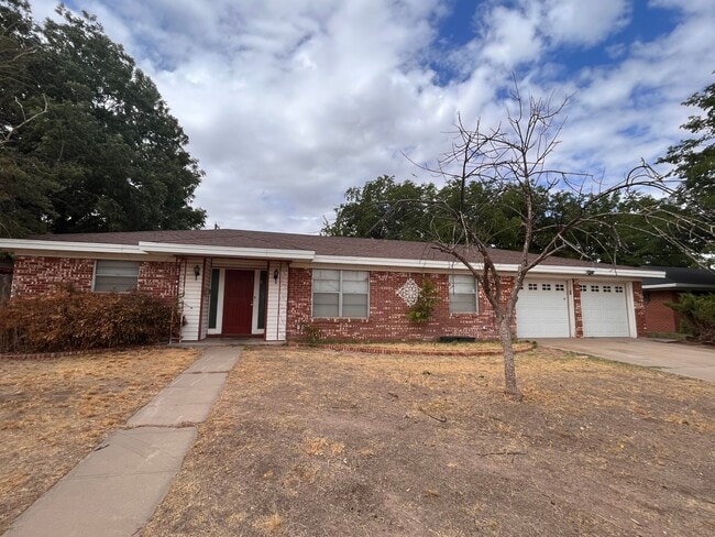 Building Photo - Large home available now!
