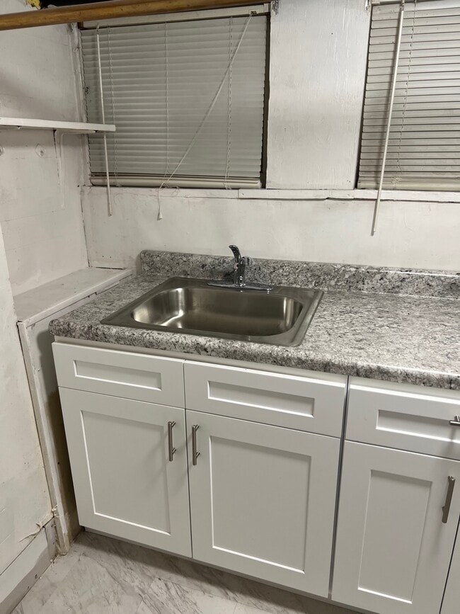 Building Photo - 362 Kennedy Dr Unit Basement apt