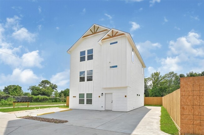 Photo - 8023 Birmingham St