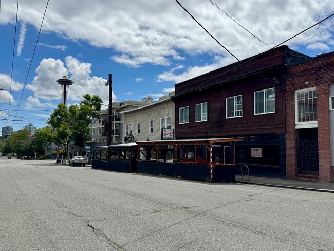 Building Photo - Queen Anne Loft Apartment