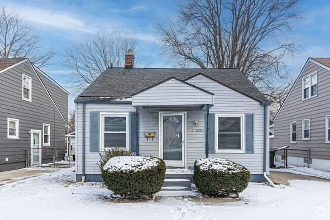 Building Photo - 27710 Larchmont St Rental