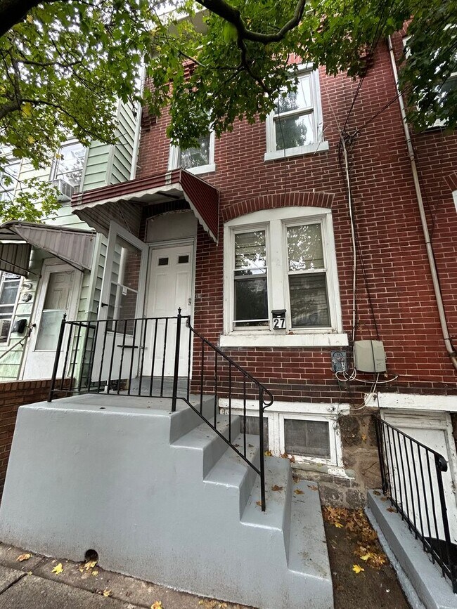 Photo - 2 Bedroom House Close to Transportation!