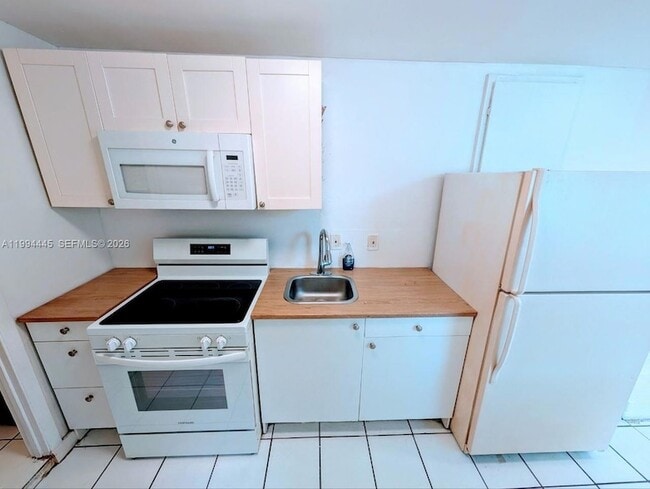 Building Photo - 1825 Harding St Unit 5