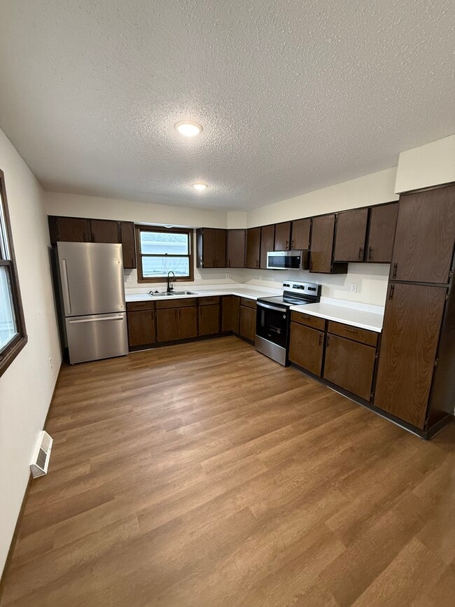 Photo - 822 29th St N