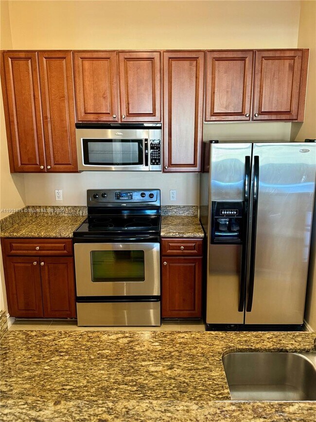 Building Photo - 3001 NE 185th St Unit 634