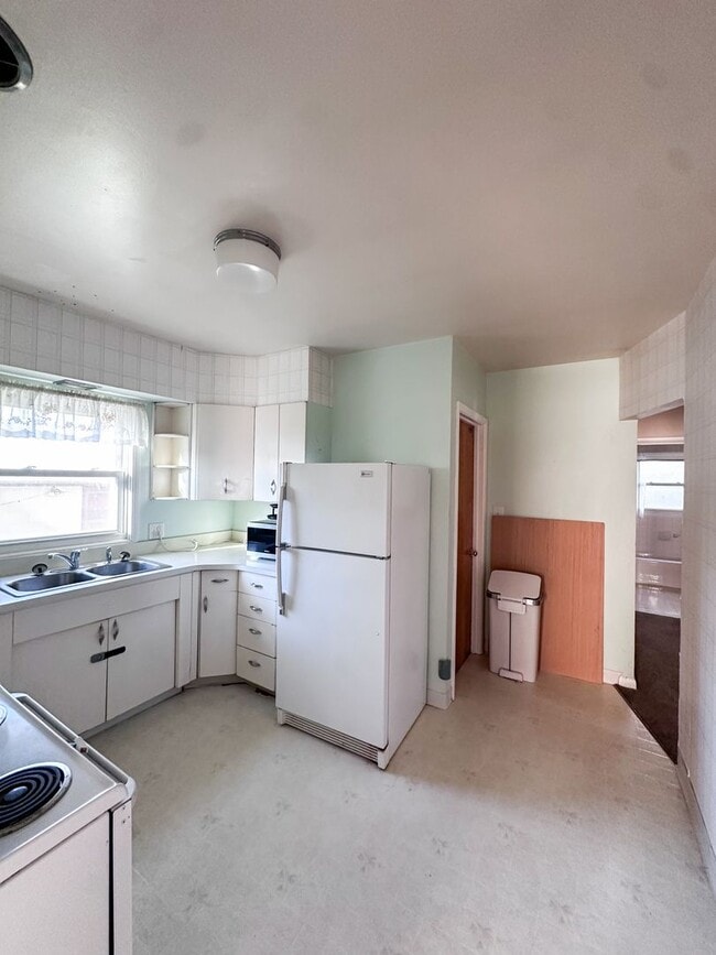 Photo - 945 Alderson Ave