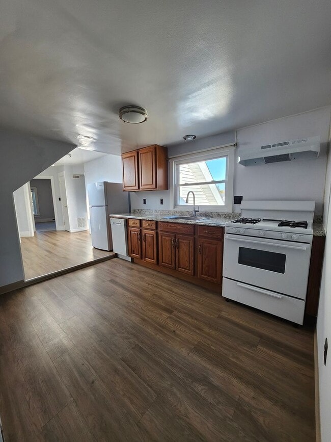 Building Photo - 20-22 S Main St Unit 3rd Floor