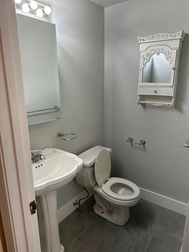 Building Photo - Nicely renovated pet friendly 2 bed in South Boston!