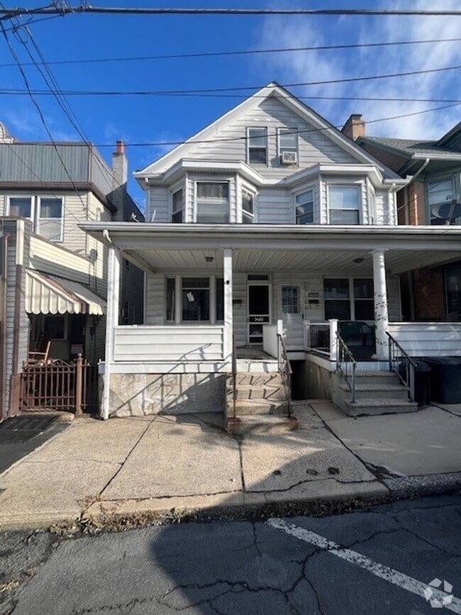Building Photo - 4 Bedroom 1 Bath Rental