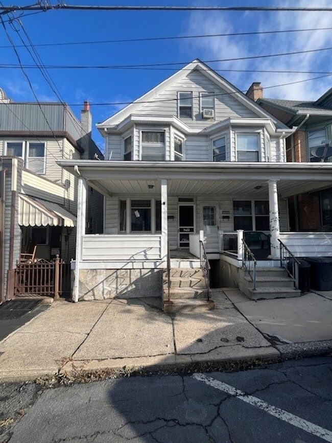 Building Photo - 4 Bedroom 1 Bath Rental