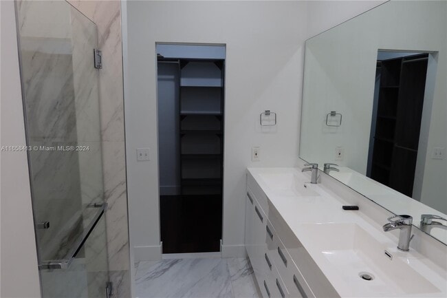 Photo - 454 SE 14th St