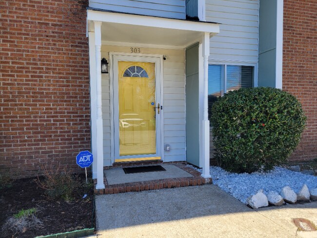 Photo - 303 Picadilly Square