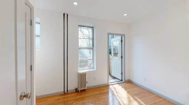 9-32 Seneca Ave