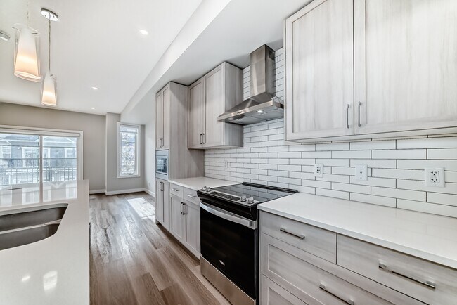 Photo - 710 Sage Hill Grove NW