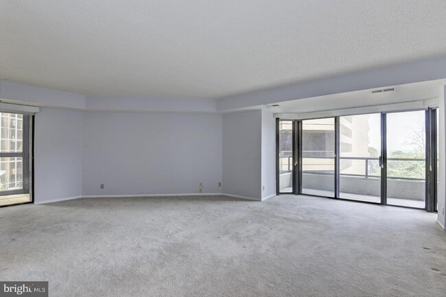 Photo - 1600 N Oak St Unit 207