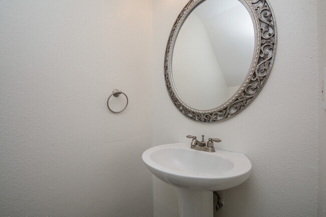 Building Photo - 9850 Pagewood Ln Unit 1806