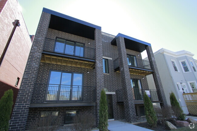 Building Photo - 4211 W Roscoe St Rental