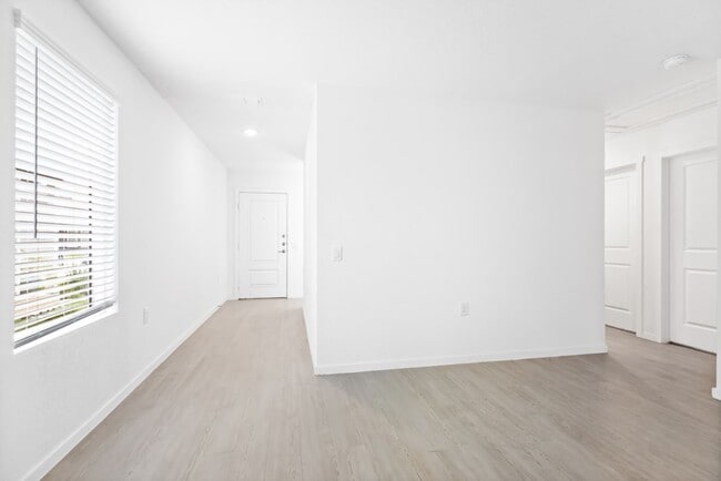 Photo - 1355 Loop St