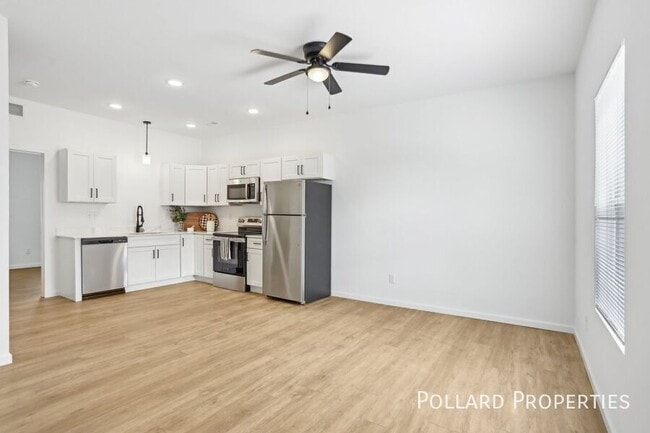 Building Photo - 1402 Parkview Dr Unit 1402