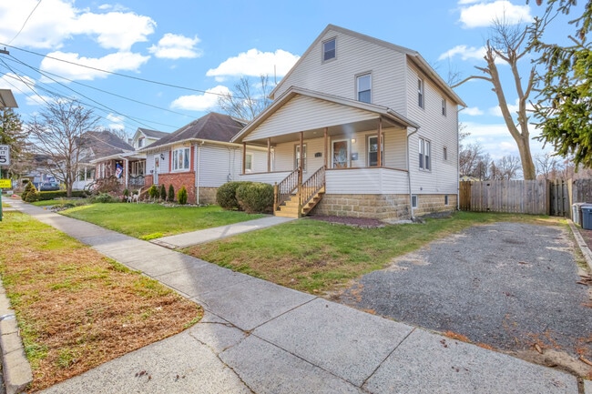 Building Photo - 332 W Olive St