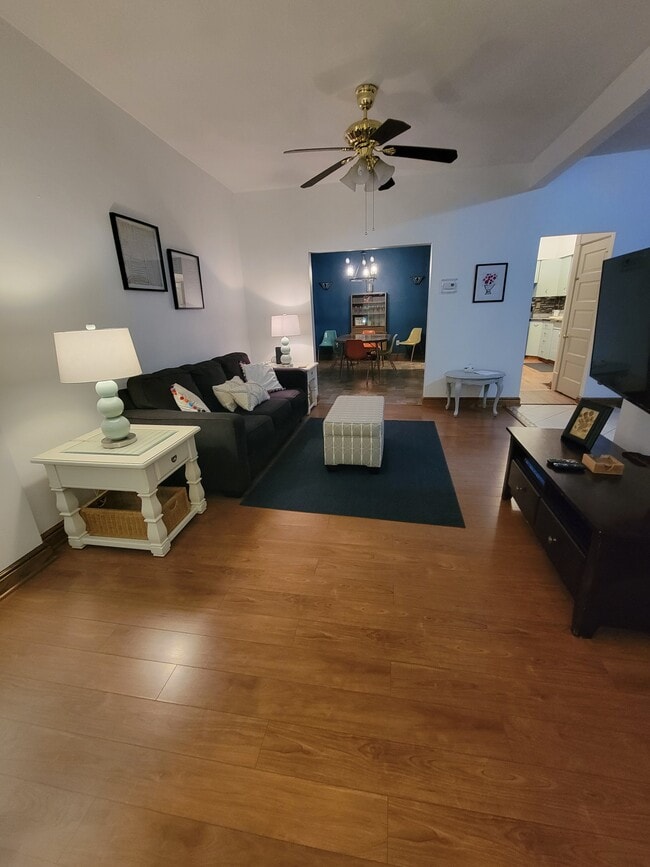 Living room - 1618 Bell Ave