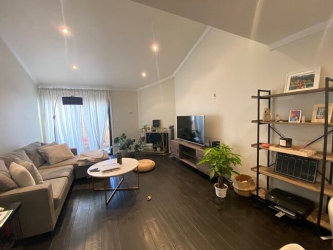 Building Photo - 620 W Hyde Park Blvd Unit 313 Rental