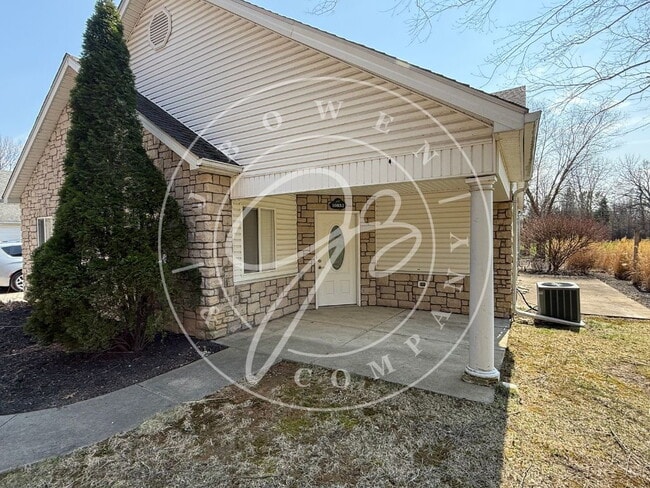 Building Photo - "Charming 2-Bed Condo with Fireplace & Scenic Views on Fox Cove Dr, Perrysburg!"