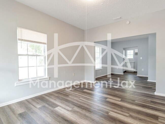 Photo - 1165 Hart St