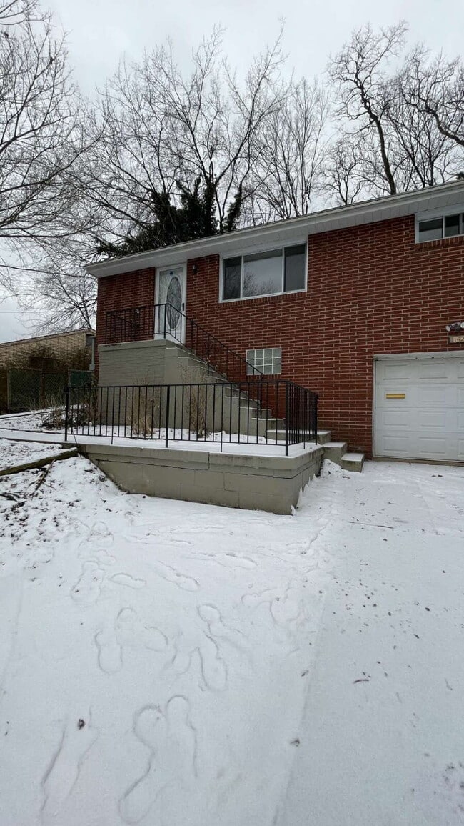 Photo - Charming 3 bed, 2 bath with finished basement!