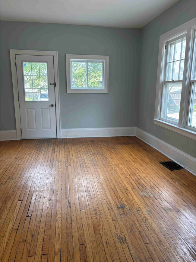 Photo - 329 Christina St N Unit Main