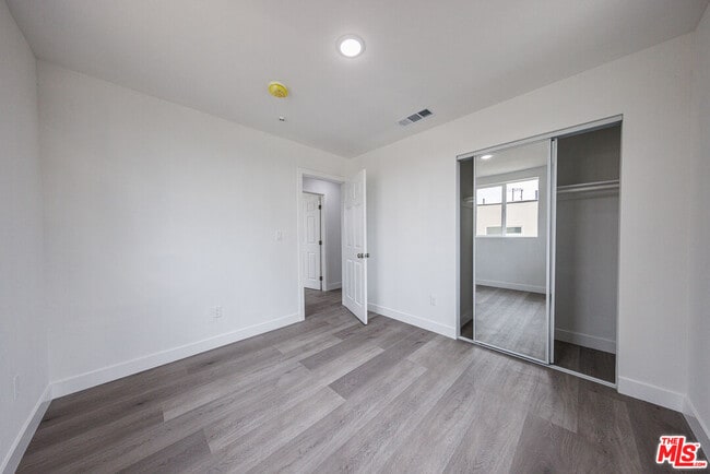 Photo - 1617 W 55th St