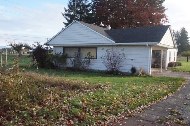 Building Photo - Large lot with room for a garden Rental