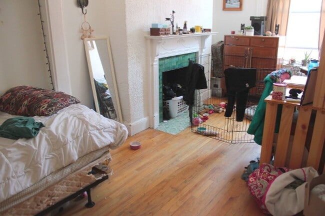 Building Photo - Spacious 5-Bedroom, 2-Bath Apartment – Heat & Hot Water Included!