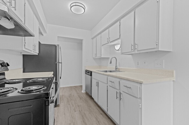 Carriage Park Apartments - Dearborn Heights, MI