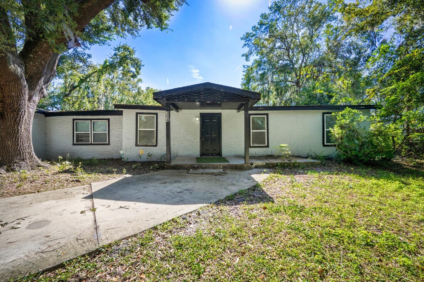 Photo - 304 Bernard Rd