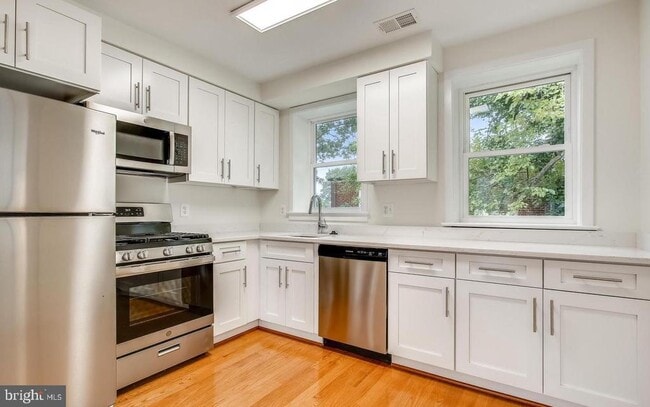 Building Photo - 900 N Garfield St Unit 2