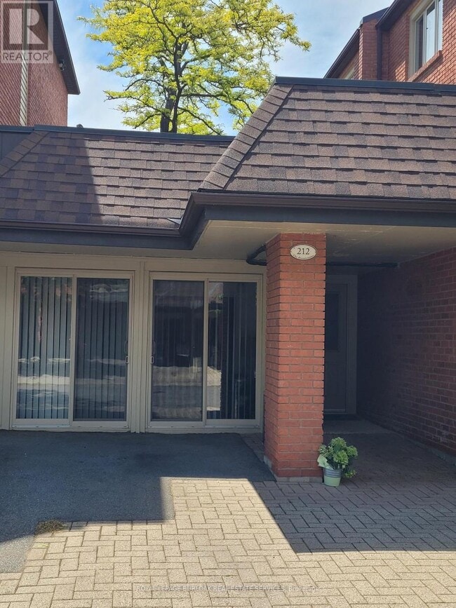 Photo - 895 Maple Ave