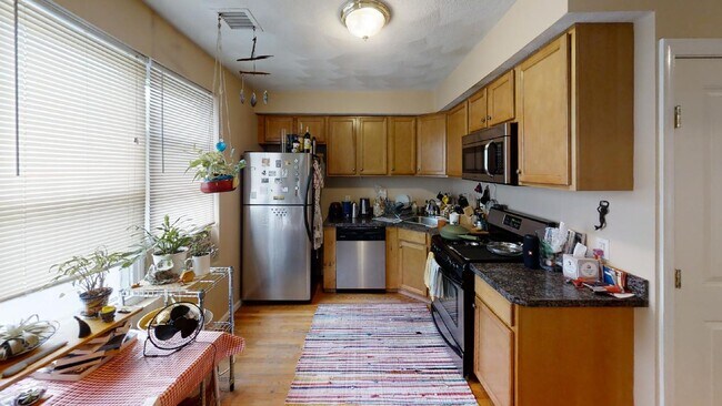 Building Photo - 52 Brooks St Unit 2 Rental