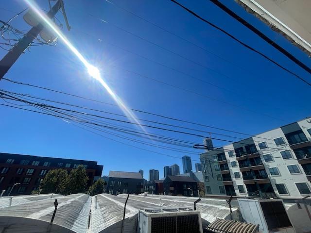 Building Photo - 1105 E 6th St