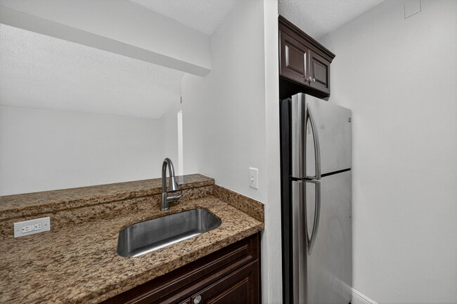 Photo - 913 Meadows Cir