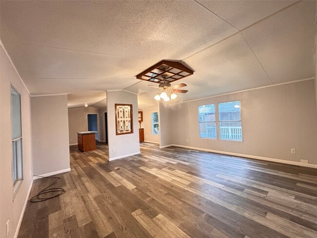 Photo - 231 6 Morris Ln